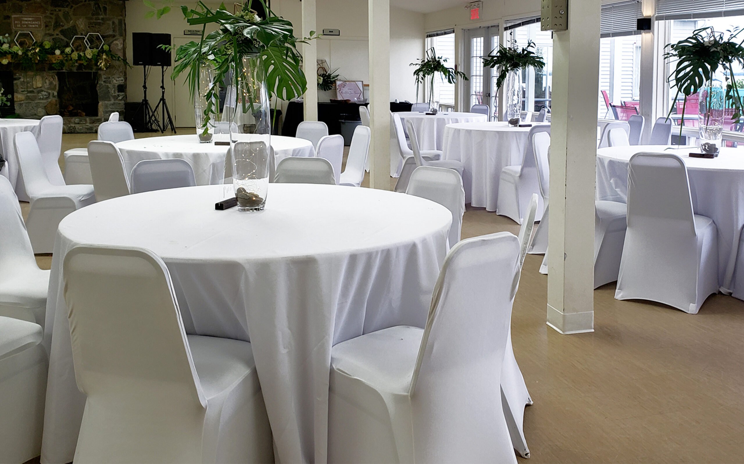 Notre salle la plus spacieuse avec de grandes fenestrations qui donnent une vue directe et imprenable sur le lac St-Pierre. Un magnifique foyer en pierre agrémente aussi la salle. Idéal pour des événements tels mariages, rencontres sociales et / ou rencontres familiales. Avec toutes ses inclusions, elle comblera assurément vos besoins.