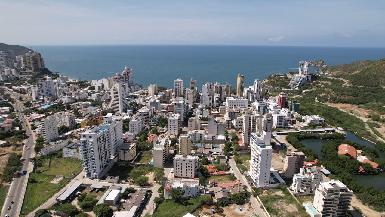 Accueil 2 vue aerienne ville bord de mer drone